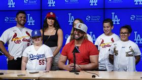 ▲普侯斯（Albert Pujols）達成生涯700轟，雖然最具紀念性的球可能拿不回來，但普侯斯也大方地說：「就送給他吧，我本來就是為了球迷而打的！」。（圖／美聯社／達志影像）