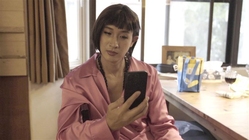 扮女裝現身林森北路　男星拋魅眼被回應了