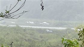 宜蘭溪水暴漲民眾受困。（圖／翻攝自記者爆料網）