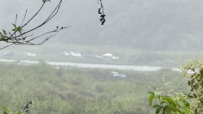 清水地熱溪水暴漲　27車66人苦等水退