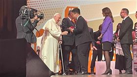 (二余)京威出席方濟各經濟會議 向教宗當面致意台灣青年(二余)京威赴義大利出席「方濟各經濟」會議，在全球近千位與會者中，獲選為其中30位在閉幕式與教宗同台的代表，並獲得與教宗當面致意機會。（(二余)京威提供）中央社記者黃雅詩傳真  111年9月25日