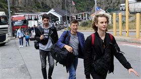 俄羅斯與喬治亞邊界的上拉斯（Verhniy Lars）過境關口，出現大批排隊潮。（圖／美聯社／達志影像）