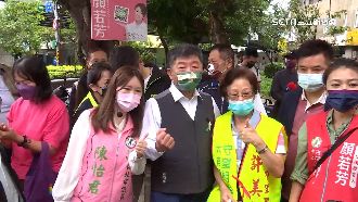 陳時中趕場掃街站台！支持者比讚喊凍蒜