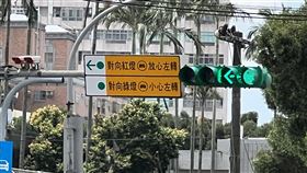 桃園紅綠燈多「文字掛牌」。（圖／翻攝自桃園市政府交通局）