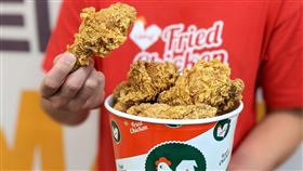 拿坡里推出「雞腿二重奏」，8塊特價299元。（圖／品牌業者提供）