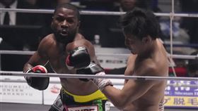 ▲拳王梅威瑟（Floyd Mayweather）和日本格鬥選手朝倉未來。（圖／美聯社／達志影像）