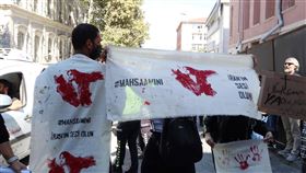 旅土耳其伊朗人抗議艾米尼之死伊朗女子艾米尼疑因頭巾沒戴好遭伊朗警方逮捕後喪生的消息傳出，引發民憤，各地爆發抗議活動。旅土耳其伊朗人21日披上畫有艾米尼、寫上「為伊朗發聲」的布條上街表達不滿。中央社記者鍾佑貞伊斯坦堡攝  111年9月22日