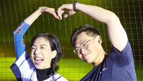 辛元旭戴眼鏡與萬芳合唱，「反差萌」大獲好評。（圖／富邦悍將提供）