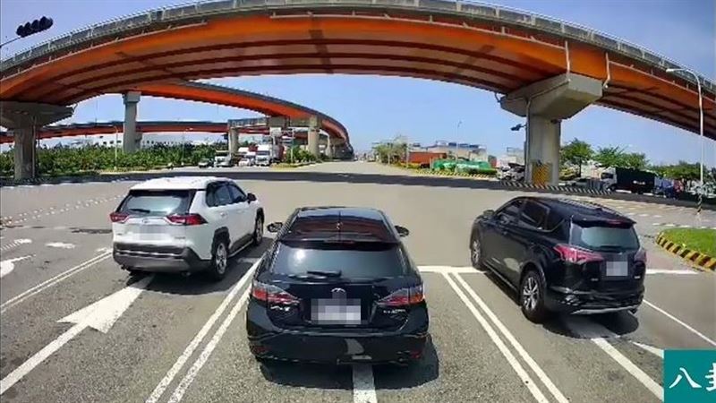綠燈沒亮3台車就「偷跑」！網見真相笑翻