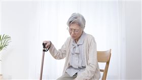 老人身上飄爛蘋果.臭蛋味？竟是身體發這警訊