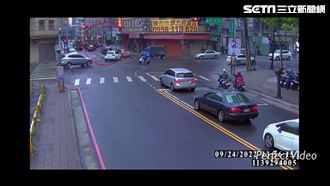 違停按喇叭爆衝突！水泥車駕駛拿鐵鎚揮舞