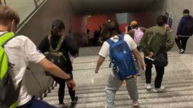 一群遊客爬完黃山後回到高鐵站，「喪屍」般的走路姿勢笑翻網友。（翻攝自微博）