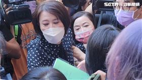 ▲周玉蔻緊追在後，大罵王鴻薇與國民黨，並大喊「張小姐我要跟妳道歉」。（圖／記者楊佩琪攝）