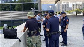 台中市政府文心樓旁傳墜樓，主計處女行政助理送醫命危。（圖／記者李忠憲拍攝）