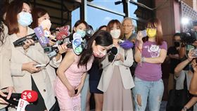 周玉蔻向張淑娟鞠躬道歉媒體人周玉蔻（鞠躬者）近日就國民黨台北市長參選人蔣萬安父親蔣孝嚴早年桃色風波爆料，引發爭議。圖為周玉蔻26日上午在北檢外，向遭影射的張淑娟小姐深深一鞠躬道歉。中央社記者王騰毅攝  111年9月26日