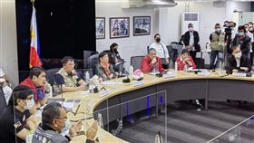 小馬可仕聽取颱風諾盧災情簡報颱風諾盧25日晚上侵襲菲律賓呂宋島，帶來強風暴雨，已知5人身亡。圖為菲國總統小馬可仕26日聽取災情簡報。（菲律賓國防部提供）中央社記者陳妍君馬尼拉傳真  111年9月26日