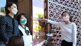 張淑娟北檢按鈴控告周玉蔻（1）前中國小姐張淑娟（右）不滿媒體人周玉蔻指稱她是國民黨台北市長參選人蔣萬安父親蔣孝嚴的緋聞對象，26日在國民黨台北市議員王鴻薇（左）及律師陪同下，前往北檢按鈴控告周玉蔻加重誹謗罪，捍衛自身清白。中央社記者王騰毅攝  111年9月26日