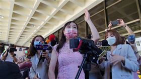 ▲周玉蔻、王鴻薇北檢前爆發衝突。（圖／記者楊佩琪攝）