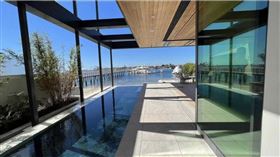 客廳旁的造景水池。（圖／擷取自御姊愛臉書）