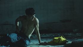 《罪後真相》陳昊森片中被追緝逃亡躲在廢棄游泳池。（圖／威視提供）