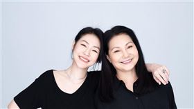 「綜藝天后」小S和S媽在Podcast節目中討論小時候追星年代。（圖／金星文創提供）