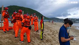 新北市萬里區沙灘驚傳溺水意外，2名男子被大浪捲到外海等待救援。（圖／翻攝畫面）