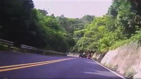 南投國姓鄉，136縣道，轎車過彎失控撞機車，騎士彈飛倒地，驚悚 (圖／翻攝自重機車友 ❘ 各區路況天氣、資訊分享中心)