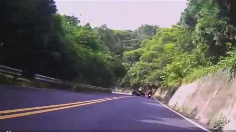 縣道136髮夾彎失控　撞飛騎士驚悚畫面曝