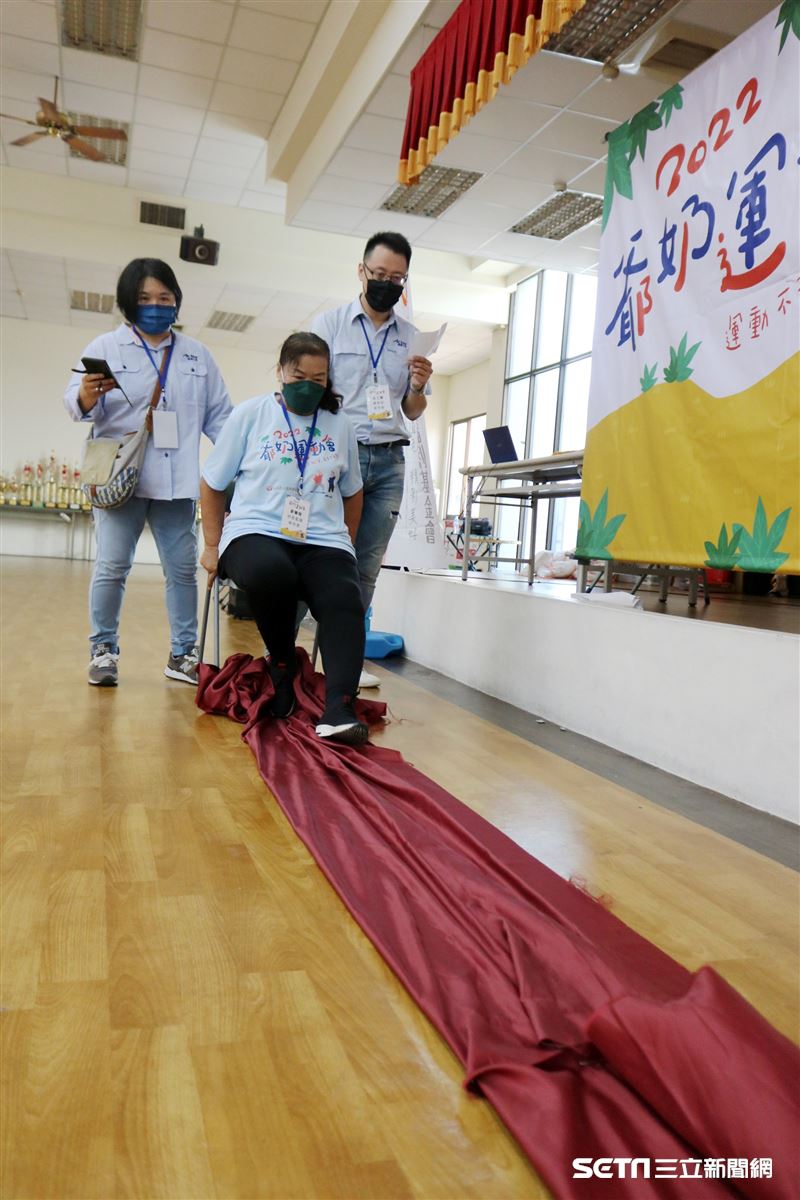 （上圖）千萬不要被年齡和疾病局現住自己，身心障礙參賽者坐輪椅仍奮力投籃，完成不簡單的動作；（下圖）長輩坐在椅子上，進行手部跨欄趣味關卡。（圖／&nbsp;弘道老人福利基金會提供）