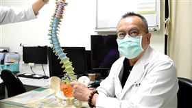 S型水蛇身，退化性脊柱側彎，搬重物，林新，神經外科邵國寧主任(圖／林新醫院提供)
