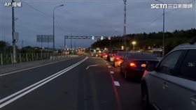俄羅斯和芬蘭之間的斯韋托哥爾斯克過境點出現了車子排隊畫面。（圖／AP授權）