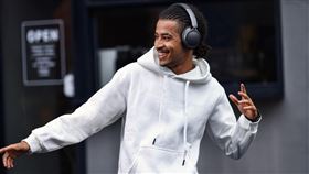 1MORE SonoFlow左右耳機腔體內均搭載前饋、後饋雙麥克風，並採用獨家QuietMax技術，將強大晶片、特製聲學設計與先進智慧演算法進行融合，無論各種環境，都可一鍵消噪，實現無耳壓輕鬆聆聽。（圖／品牌提供）