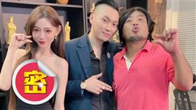 長瀨昆妮（左）於直播中比出MV中的手勢。（圖／翻攝自長瀨昆妮 IG）