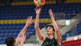 李啟瑋關鍵時刻發揮強心臟砍進2顆關鍵三分彈。(圖／中華籃協提供)