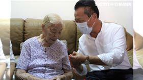 嘉義縣縣長翁章梁今提前拜訪人瑞布袋鎮張蔡阿香，及剛滿百歲的義竹鄉陳蔡專。（圖／嘉義縣政府提供）