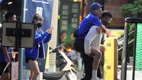 ▲吳珝陽疑似因為賽事不小心受傷，只能讓助理教練Choco揹著。（圖／本刊攝影組／CTWANT提供）