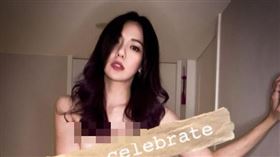 劉雨柔半身全裸！「雙手一捧」半球炸出　神級姿勢眾人看呆（圖／翻攝自劉雨柔臉書）