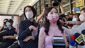 ▲周玉蔻、王鴻薇北檢前爆發衝突。（圖／記者楊佩琪攝）