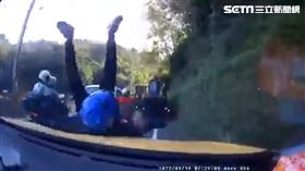 雙腳朝天,撞飛,小黃司機,新店,翻攝畫面