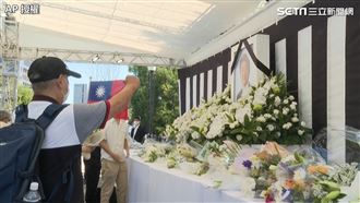 安倍晉三國葬　獻花民眾攜中華民國國旗