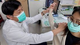 蔡旻虔醫師表示，五十肩是因肩關節沾黏造成活動困難及疼痛感。（圖／大千綜合醫院提供）