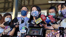 ▲高虹安秀出前副總統曾頒獎給她的照片。（圖／記者楊佩琪攝）