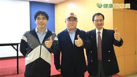 右. 台大癌醫血液腫瘤科姚明醫師，(中)臺大醫院 血液腫瘤科林建嶔醫師，左.台灣髓緣之友協會柳學治理事長 ，共同呼籲慢性骨髓性白血病已有最新治療，遵循醫囑定期回診。