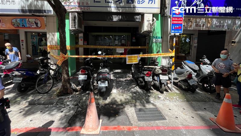 嚇人！永和民宅外牆崩落　4機車慘遭砸