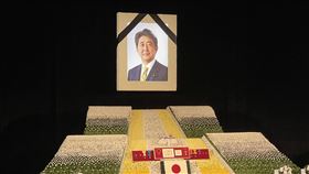 安倍晉三國葬儀式準備已故日本前首相安倍晉三國葬27日在東京武道館舉行，現場布置莊嚴隆重。中央社記者楊明珠東京攝  111年9月27日