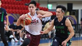 台鋼獵鷹谷毛唯嘉與台啤主控蔣淯安。(圖／中華籃協提供)