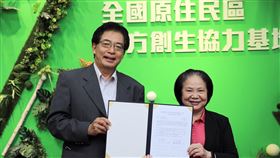 輔大副校長袁正泰(左)，新北市地政局長康秋桂（右）簽署塭仔圳重劃區的MOU。（輔大提供）