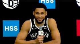 ▲西蒙斯（Ben Simmons）在媒體日被問到新賽季會投進幾顆三分球，他笑著回答：「靠北我怎麼可能知道！」。（圖／翻攝自Jared Greenberg推特）