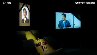 遺孀手捧骨灰進場…國葬響起安倍琴聲惹淚