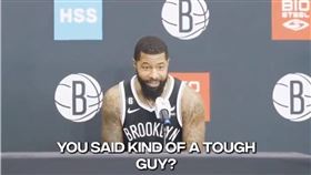 ▲莫里斯哥（Markieff Morris）在媒體日上被記者稱做「還算剽悍」，他當場變臉並說：「你剛剛是說還算剽悍嗎」嚇得那名記者連忙道歉：「非常剽悍，不好意思」。（圖／翻攝自籃網推特）